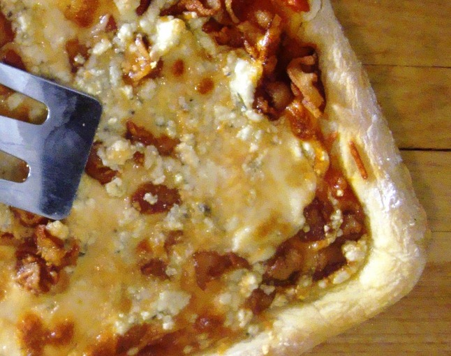 sussmansbaconbluecheesepizza.jpg